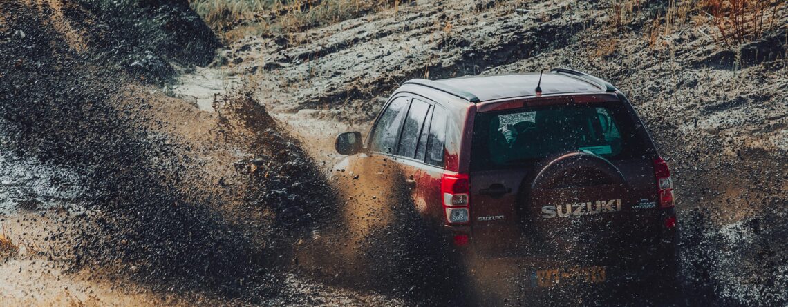 Suzuki Vitara in fuoristrada durante test di convergenza gomme 4x4 su terreno irregolare