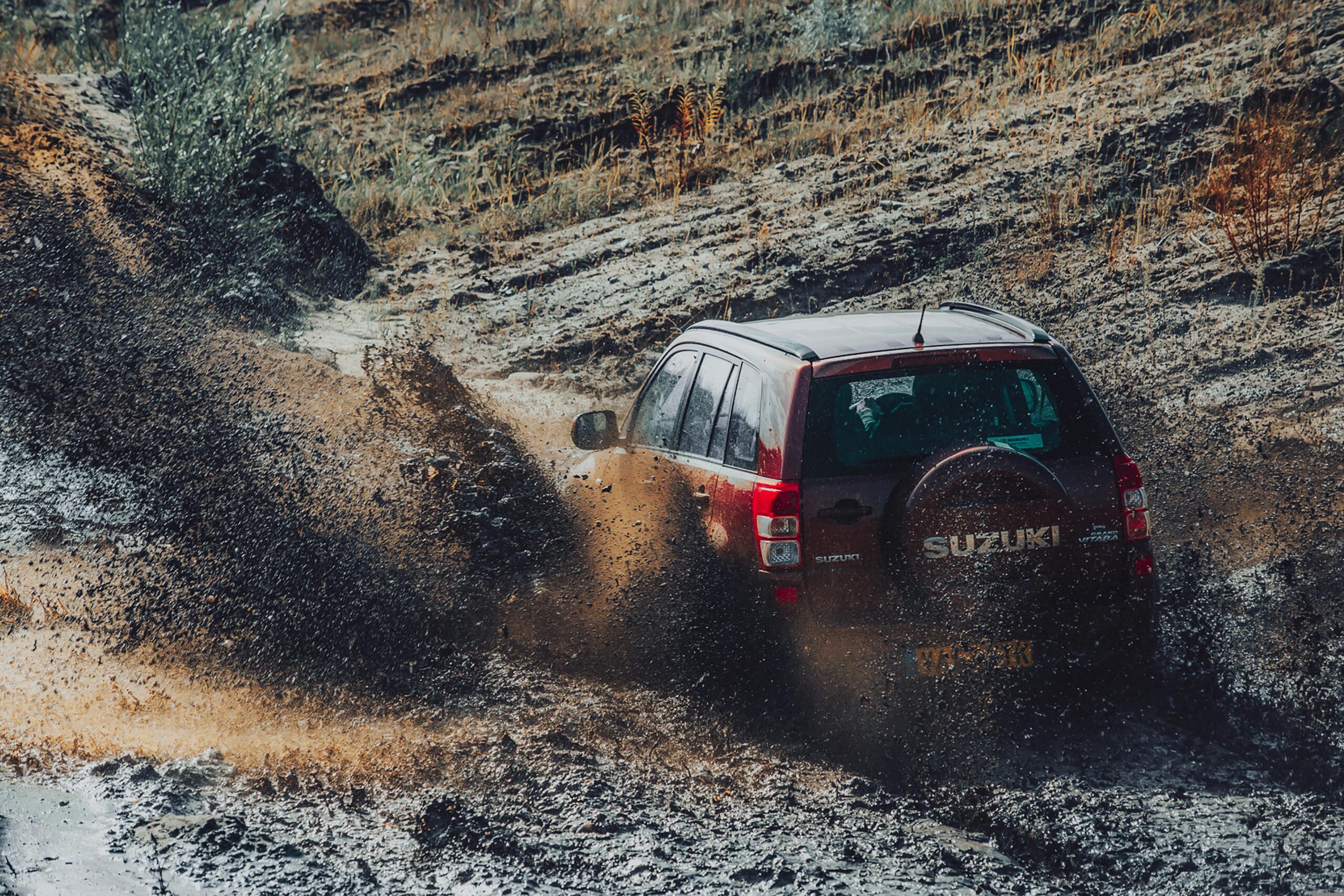 Suzuki Vitara in fuoristrada durante test di convergenza gomme 4x4 su terreno irregolare